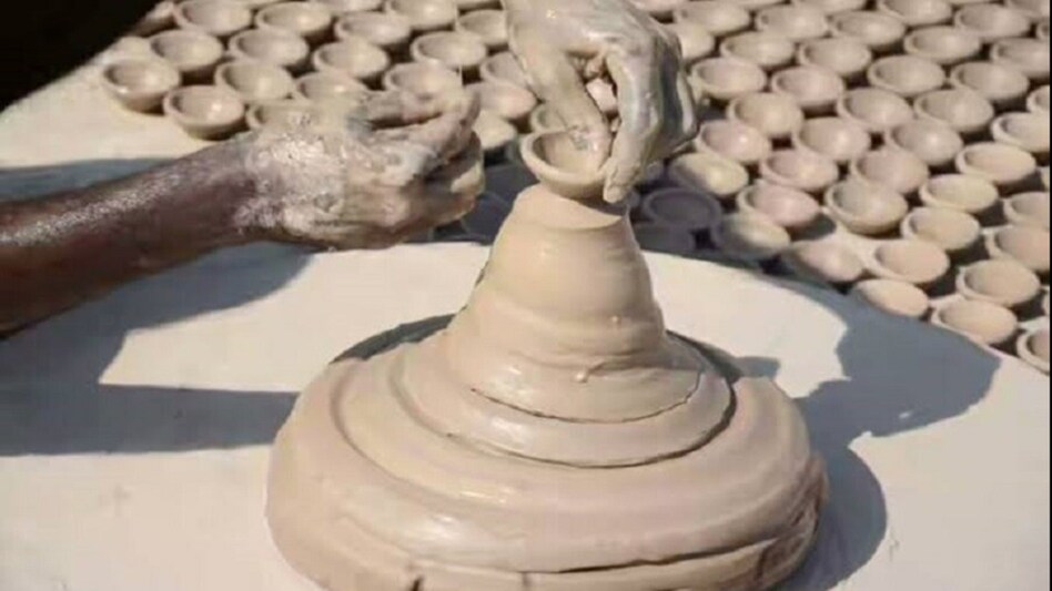 Ram Jyoti: 22 जनवरी को घर-घर जलेगी राम ज्योति, बाजारों में बढ़ी मिट्टी के दीयों की मांग Ram Jyoti: 22 जनवरी को घर-घर जलेगी राम ज्योति, बाजारों में बढ़ी मिट्टी के दीयों की मांग