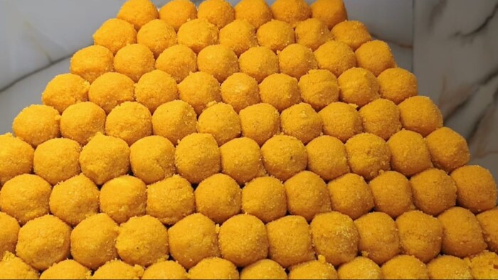 बेसन और शुद्ध देसी घी से इन लड्डुओं को तैयार किया जाता है.