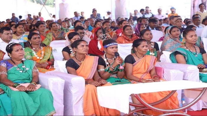 महुवा लड्डू और आंवला अचार बेचकर महिलाओं की कमाई बढ़ी, (फोटो साभार, संवाद न्यूज)