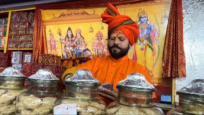 रामचरितमानस की चौपाई के धुन के साथ भगवा पोशाक पहन तिलकुट बना रहा बिहार का दुकानदार