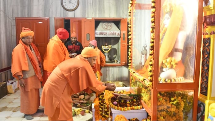 सीएम योगी ने सुबह 4 बजे ब्रह्म मुहूर्त में चढ़ाई खिचड़ी.