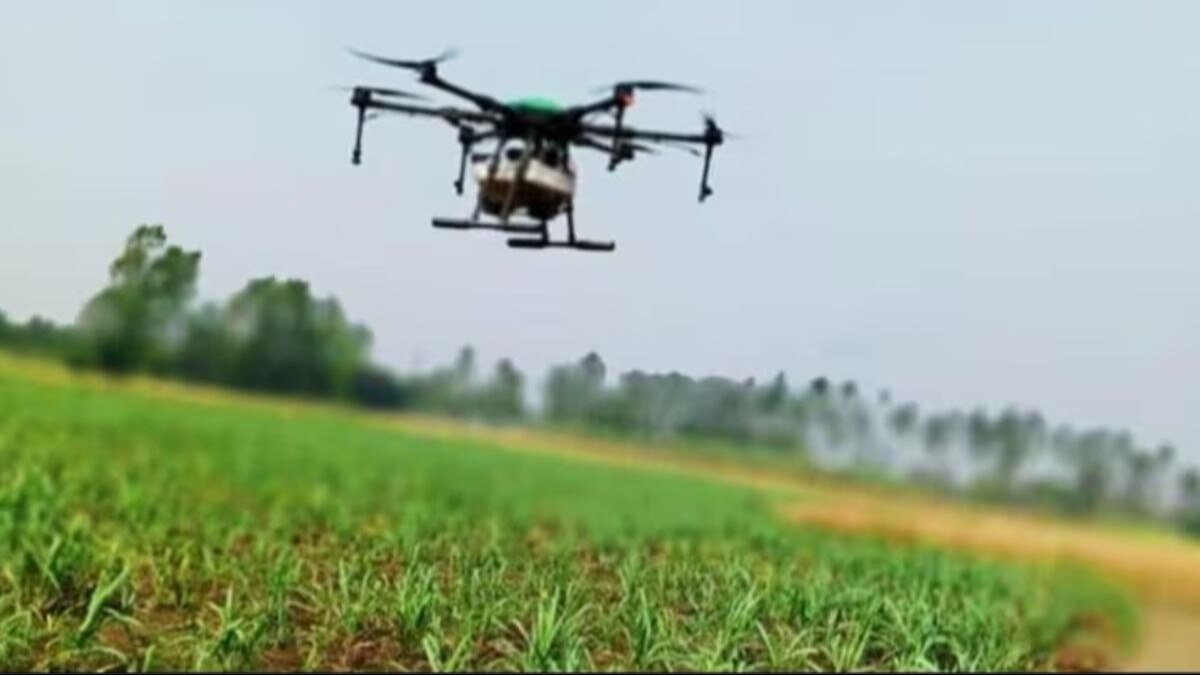 Drones Rate: महज 100 रुपये प्रत‍ि एकड़ के रेट पर होगा ड्रोन से स्प्रे, बाकी खर्च देगी सरकार
