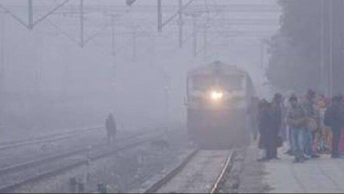 कोहरे के कारण दिल्ली आने वाली 20 ट्रेनों में देरी