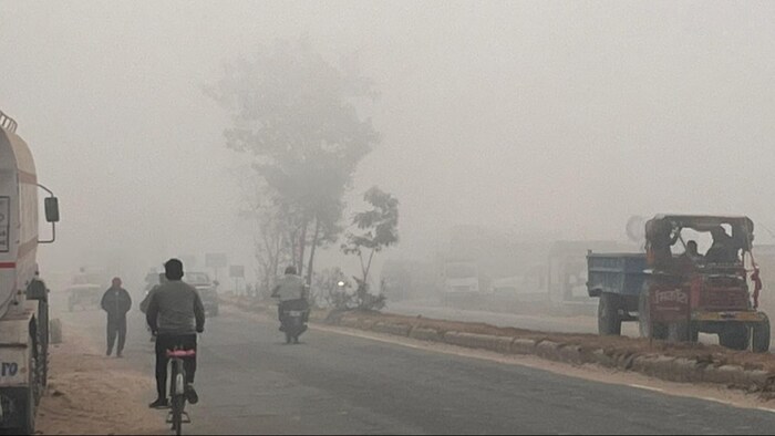 यूपी के कई हिस्सों में आज घना कोहरा और अत्यधिक ठंडा दिन रहने का अनुमान है.