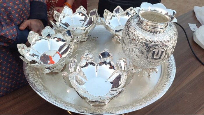 कलश पर नौ शुभ आकृतियां भी बनाई गई हैं.