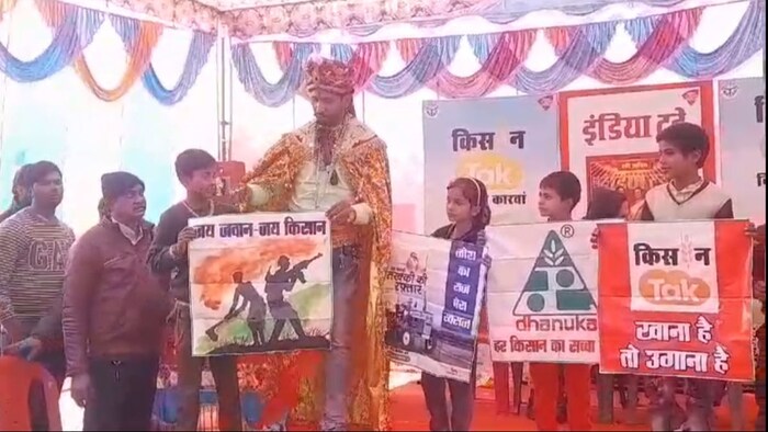 इस कार्यक्रम में स्वराज ट्रैक्टर की टीम ने भी किसानों को उन्नत खेती करने के तौर तरीके बारे में जानकारी दी.