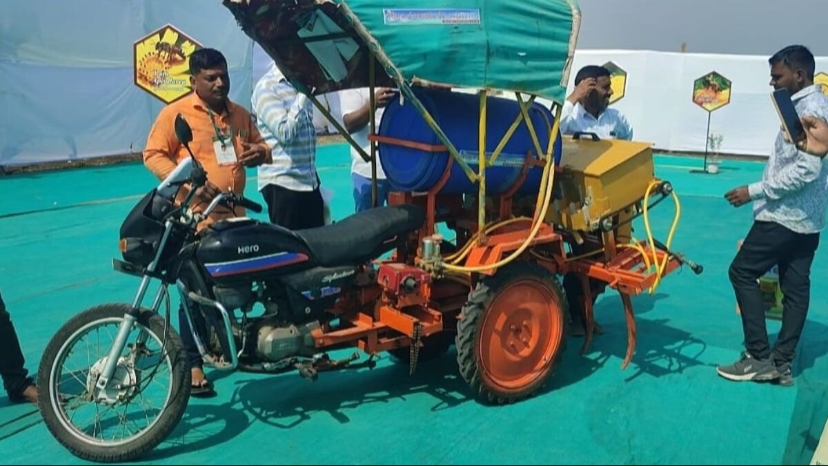 किसान ने देशी जुगाड़ से बाइक को बनाया मिनी ट्रैक्टर, जानिए क्या है इसकी खासियत 