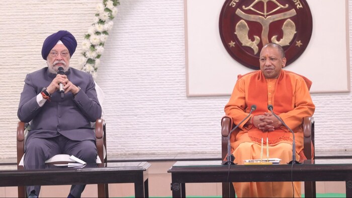 केंद्रीय मंत्री हरदीप सिंह पुरी और सीएम योगी आदित्यनाथ (Photo- Kisan Tak)