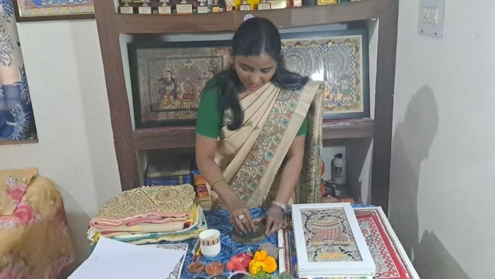 फूल और सब्जी के छिलके से तैयार कर रही हर्बल रंग