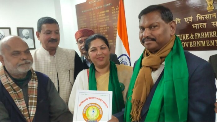 किसान संगठनों ने कृषि मंत्री अर्जुन मुंडा को किसानों का संकल्प पत्र सौंपा (फोटो: साभार सिफा)