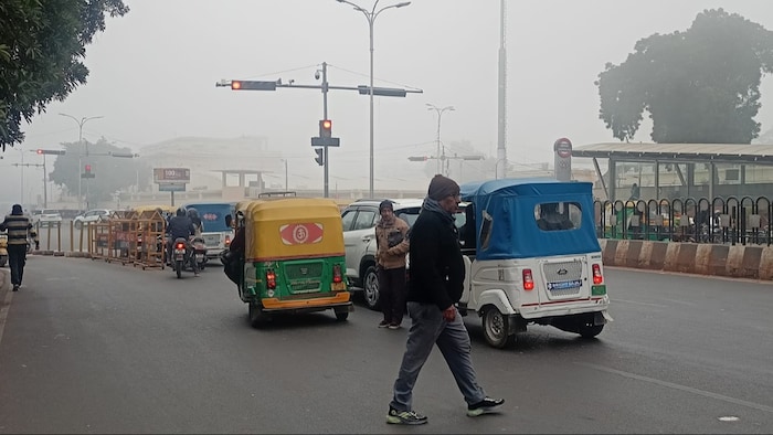 पूर्वी यूपी के कुछ इलाकों में सुबह के समय कोहरा छाया हुआ है.