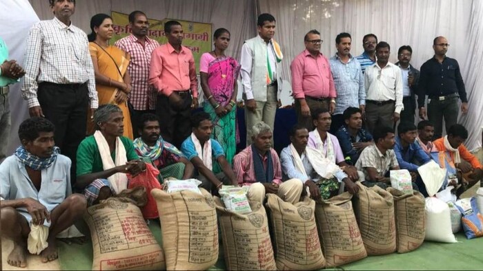 छत्तीसगढ़ में धान की रिकार्ड खरीद में हिस्सा लेते आदिवासी किसान (फोटो: किसान तक)