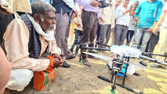 केंद्रीय कृषि विश्वविद्यालय, झांसी में पिछले साल आयोजित हुए किसान मेला में ड्रोन तकनीक को निहारते किसान (फाइल फोटो)