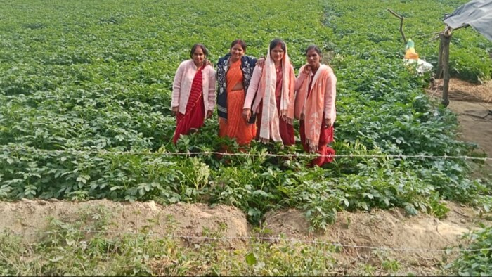 मालती ने आगे बताया कि हमारा अपना कोई खेत नहीं है.