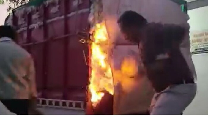 कपास का उचित दाम नहीं मिलने पर किसान लगाई आग