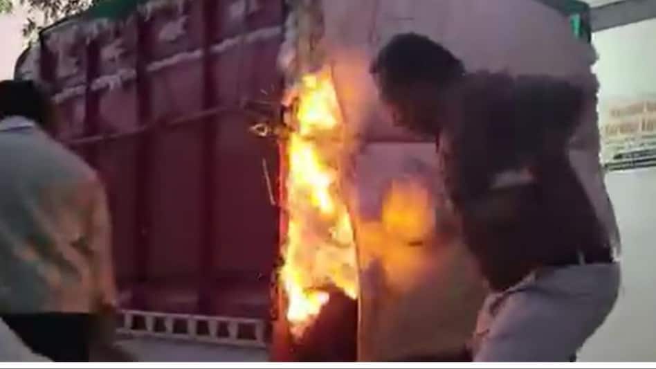 किसान ने क्यों लगाई कॉटन से भरी अपनी गाड़ी में आग, क्या नहीं मिल रहा था सही दाम? किसान ने क्यों लगाई कॉटन से भरी अपनी गाड़ी में आग, क्या नहीं मिल रहा था सही दाम?