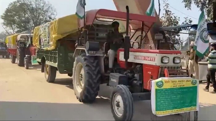 पंजाब के बठिंडा से किसान ट्रैक्टर लेकर दिल्ली मार्च के लिए आते हुए.