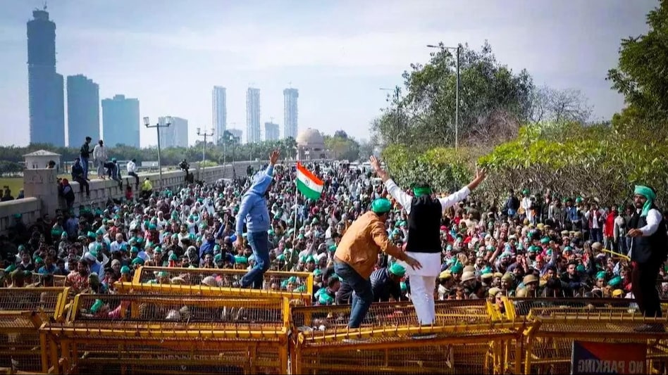 Farmer Protest: किसानों पर आंसू गैस के गोले दागने और ट्रैक्टर में डीजल नहीं देने जैसी सख्ती पर सियासी पारा गर्म, कांग्रेस-बीजेपी आमने-सामने Farmer Protest: किसानों पर आंसू गैस के गोले दागने और ट्रैक्टर में डीजल नहीं देने जैसी सख्ती पर सियासी पारा गर्म, कांग्रेस-बीजेपी आमने-सामने