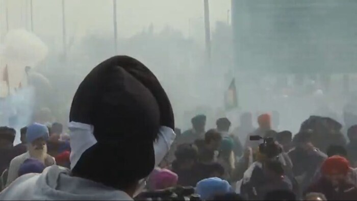 किसानों को रोकने के लिए छोड़े गए आंसू गैस के गोले