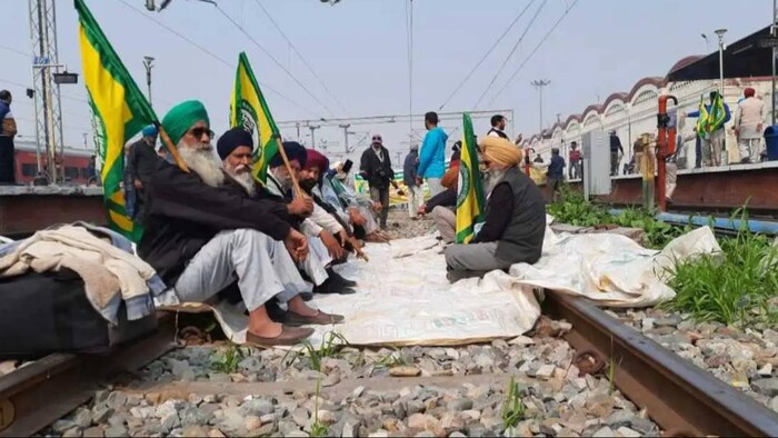 किसानों ने ब्लॉक किया सबसे अहम रेल मार्ग
