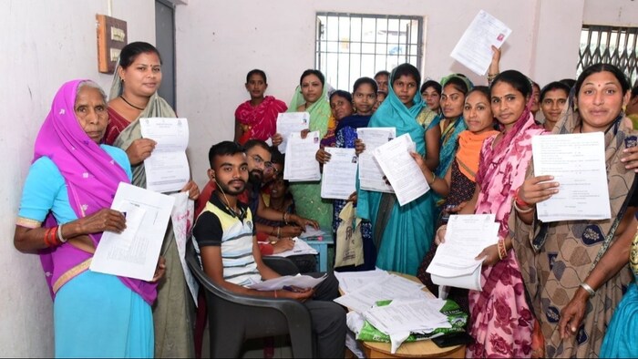 छत्तीसगढ़ में महतारी वंदन योजना के लिए महिलाएं कर रहीं जमकर आवेदन (फोटो: साभार, छग सरकार)