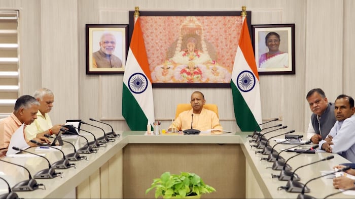 सीएम योगी ने कहा कि फसलों को हुए नुकसान का आकलन कर शासन को आख्या उपलब्ध कराई जाए.