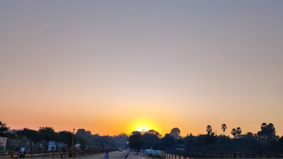 UP Weather: चटक धूप के बाद UP में इस तारीख से बारिश के आसार, जानिए आज कैसा रहेगा मौसम? UP Weather: चटक धूप के बाद UP में इस तारीख से बारिश के आसार, जानिए आज कैसा रहेगा मौसम?