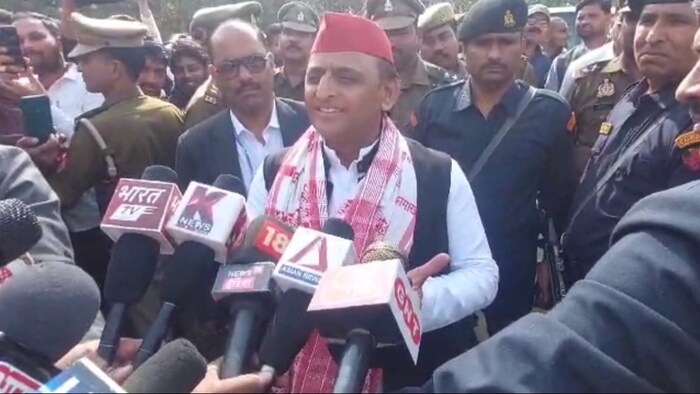 अखिलेश ने कहा- उनकी पार्टी और पीडीए किसानों के साथ है.