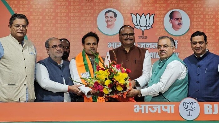 चुनाव से पहले बसपा के सांसद रितेश पांडे ने भाजपा का दामन थामा(फोटो साभार: यूपी बीजेपी)