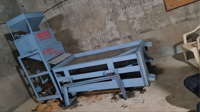 चिरौंजी छिलने की मशीन