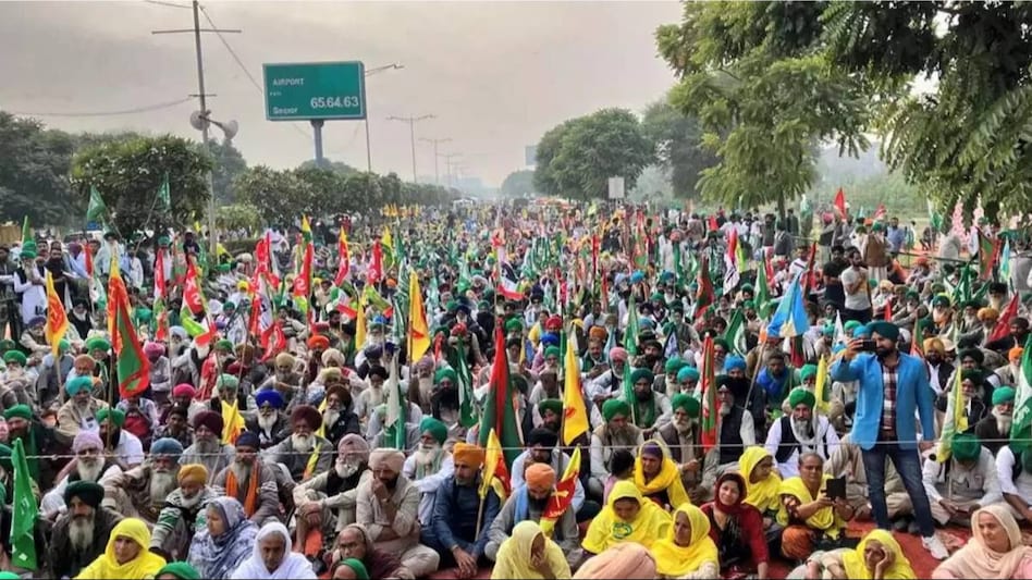 वीजा, पासपोर्ट रद्द करने की चेतावनी के बाद शंभू बॉर्डर पर पीछे हटने लगे प्रदर्शनकारी किसान!  वीजा, पासपोर्ट रद्द करने की चेतावनी के बाद शंभू बॉर्डर पर पीछे हटने लगे प्रदर्शनकारी किसान!