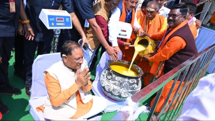 छत्तीसगढ़ में किसानों को एमएसपी पर बोनस देने के ऐलान के बाद सीएम साय का महाकुल समुदाय के किसानों ने घी से किया तुलादान (फोटो:साभार छग सरकार)