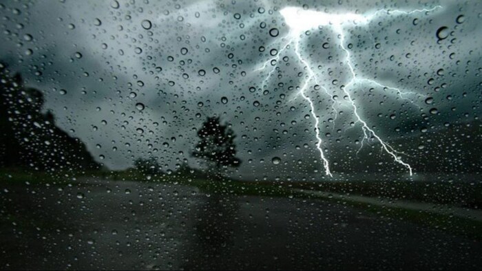 सहारनपुर के अबाबकरपुर गांव में बिजली गिरने से मकान क्षतिग्रस्त हुआ है.