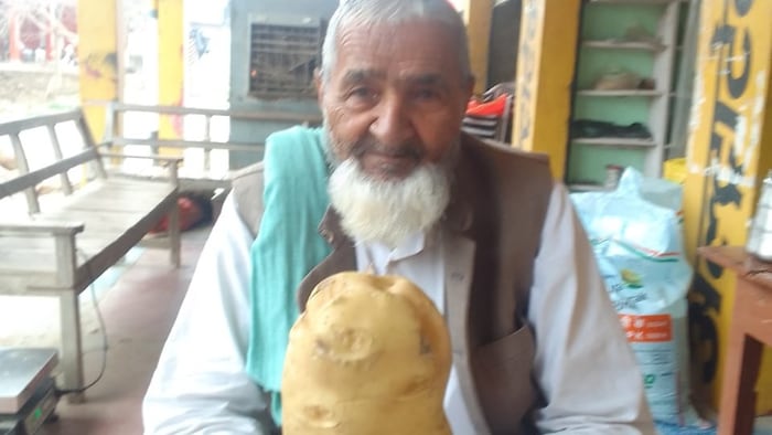 दो किलों के आलू का दिखाता किसान