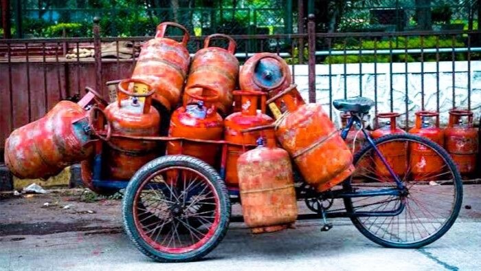 100 रुपए कम होंगी एलपीजी की कीमत (सांकेतिक तस्वीर)
