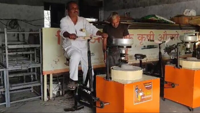 पैडल वाली चक्की चलते हुए