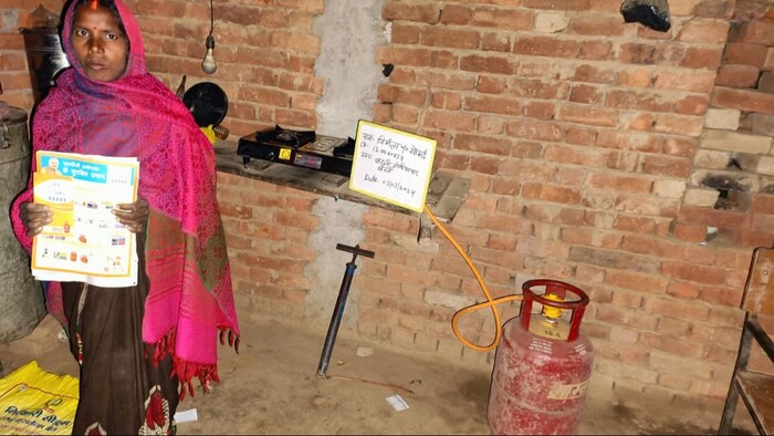 यूपी सरकार होली का उपहार देते हुए निशुल्क एलपीजी सिलेंडर देगी.