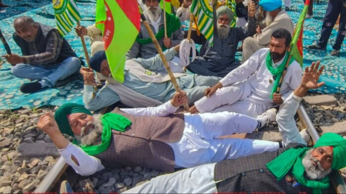 किसान चंडीगढ़ में रेलवे लाइन पर शाम 4.30 बजे तक बैठे.