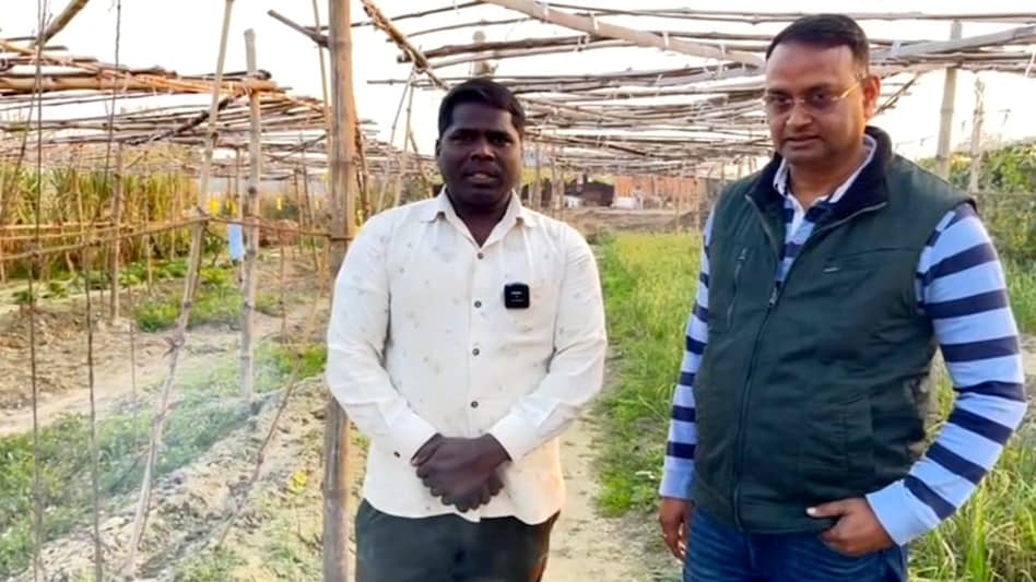 Vedic farming: किसानों को वैदिक खेती सिखा रहे हैं ये डिप्टी एसपी, अग्निहोत्र के मंत्रों से खूब बढ़ी पैदावार Vedic farming: किसानों को वैदिक खेती सिखा रहे हैं ये डिप्टी एसपी, अग्निहोत्र के मंत्रों से खूब बढ़ी पैदावार