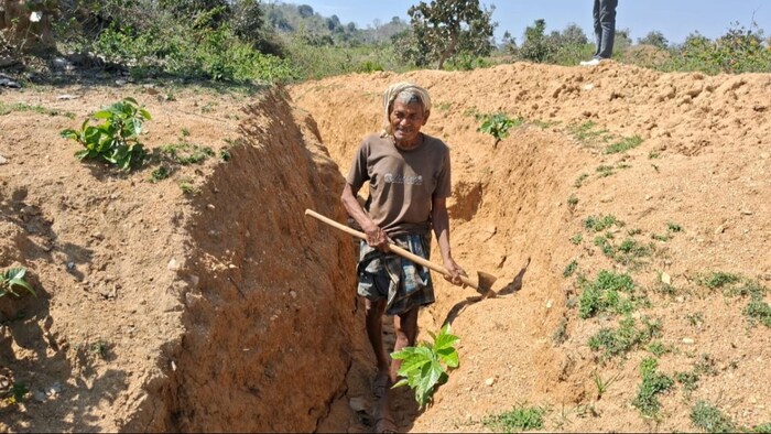 लोगों के लिए मिशाल बन रहे लौंगी भुईया