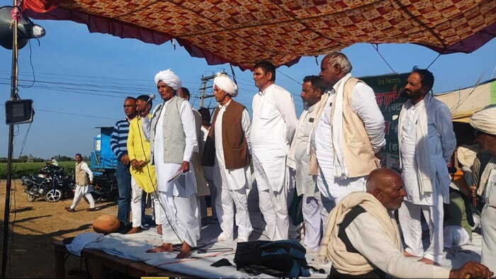 रोहतक के टिटौली गांव में धरने पर मौजूद खापों के नेता.