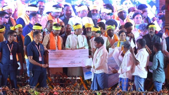छत्तीसगढ़ के सीएम वीडी साय ने किसानों को दिए बोनस के चैक