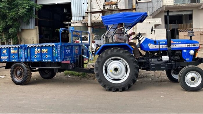 ट्रैक्टर- ट्रॉली की बनावट इस प्रकार होती है कि उसे खेत में ही चलाया जा सकता है.
