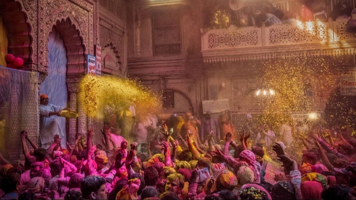 Holi 2024: देश-दुनिया में मशहूर है बरसाना की लट्ठमार होली, लाठी के साथ लड्डुओं की भी होती है बौछार