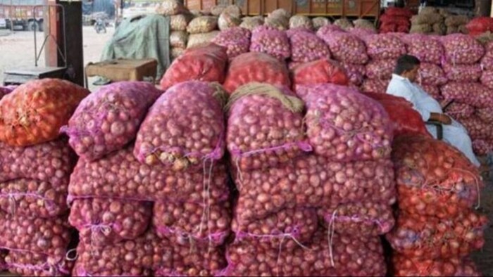 केंद्र सरकार निर्यात के लिए ट्रेडर्स से 1650 टन प्याज खरीद करेगी.