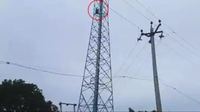 टावर पर चढ़ गया किसान, (सांकेतिक तस्वीर)