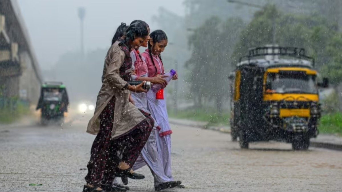 Up weather: यूपी में फिर बदला मौसम, तेज हवाओं के संग हुई यहाँ बारिश,  वज्रपात से तीन की हुई मौत - up weather cold returned due to rain wind in  many districts