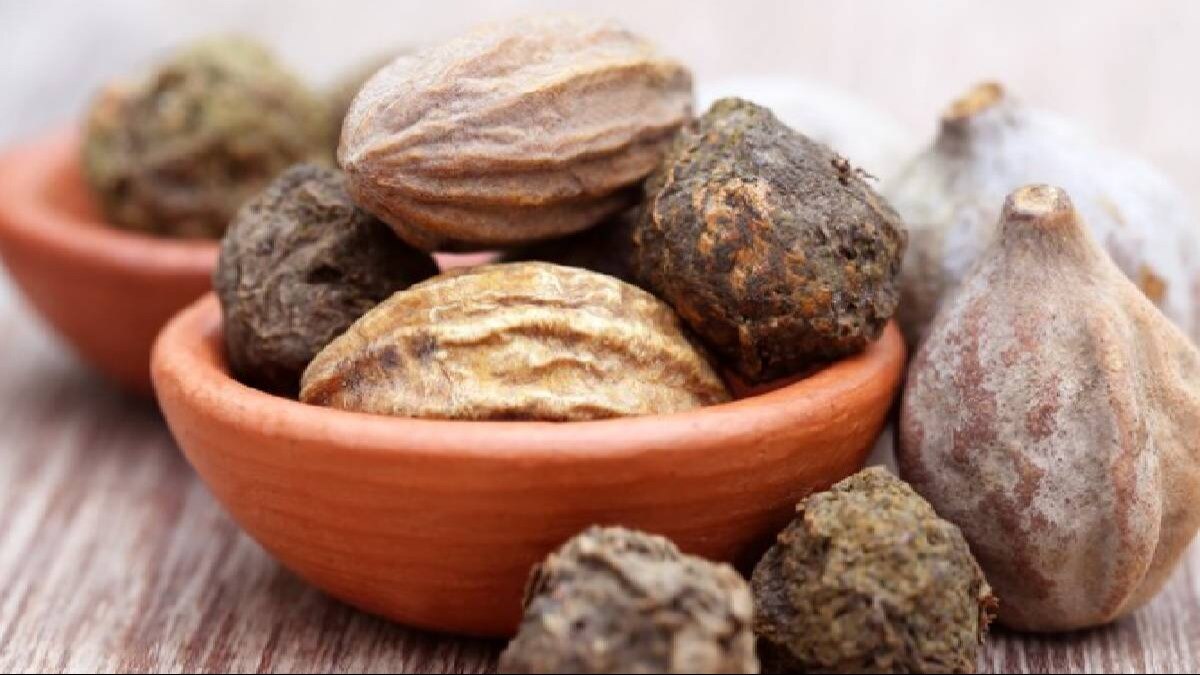 त्रिफला में कई आयुर्वेदिक विशेषताएं होती हैं