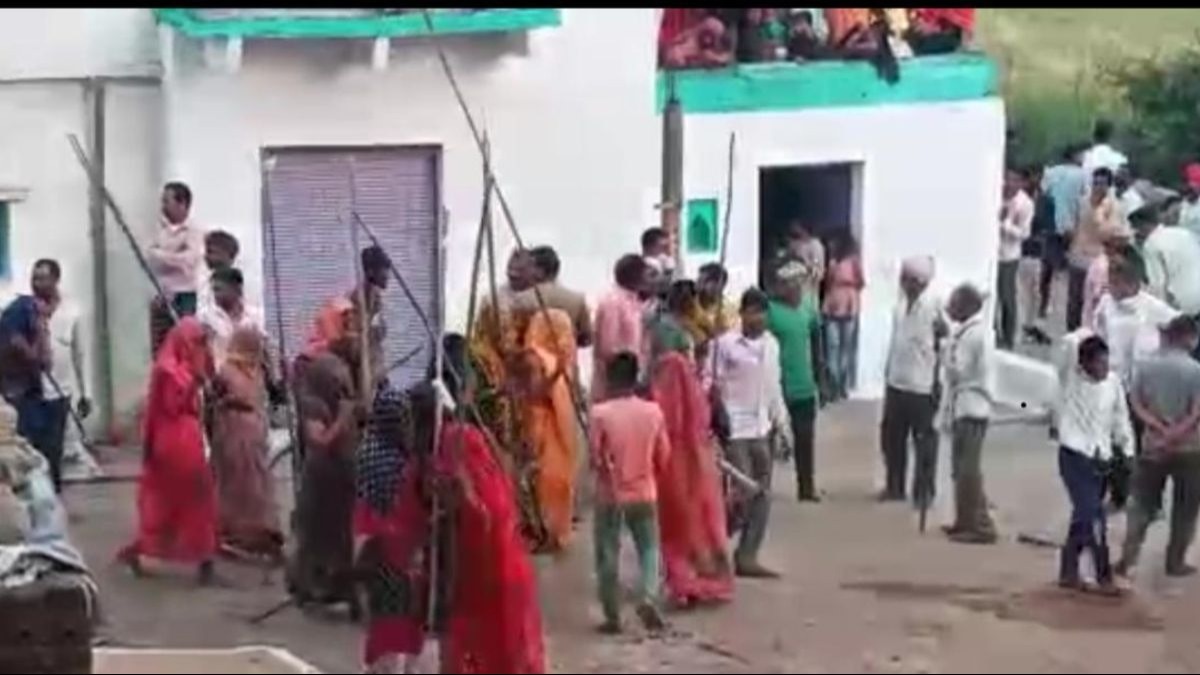 ब्रज में ही नहीं, बुंदेलखंड में भी खेली जाती है लट्ठमार होली (फोटो, किसान तक)