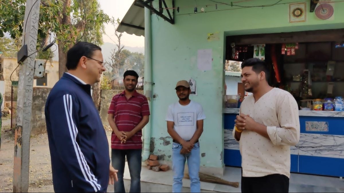 CM धामी अचानक कार्यकर्ता के घर पहुंचे, चाय पी और हाल-चाल जाना
